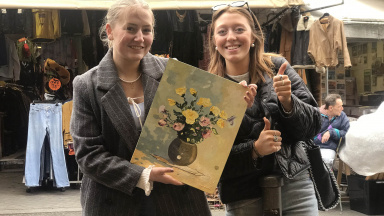 Carla och Stina gör loppisfynd på en marknad i Paris.