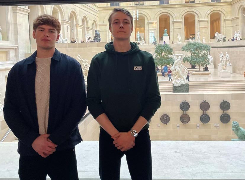 Bruno och Jonatan på skolresa i Paris.